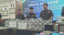 Penampakan Uang Korupsi Jalan Tol Lampung Rp 7,8 Miliar Bertumpuk di Meja