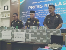 Penampakan Uang Korupsi Jalan Tol Lampung Rp 7,8 Miliar Bertumpuk di Meja