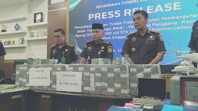 Penampakan Uang Korupsi Jalan Tol Lampung Rp 7,8 Miliar Bertumpuk di Meja